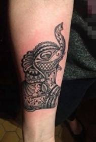 Brazo de niño en imagen de tatuaje de elefante gris oscuro