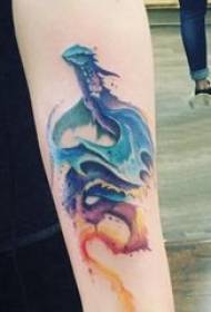 Иллюстрация татуировки летящего дракона Цветная картинка татуировки дракона на мужской руке