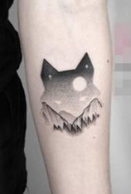 女孩手臂上黑色素描點刺技能創意狐狸頭紋身圖片