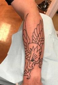 Tattoo eagle patroon mannelijke student arm op zwarte tattoo eagle patroon