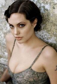 Сэксуальная актрыса Анджэліны Джолі на татуіроўцы на руцэ