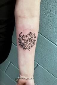 Bracciu di ragazza in schizzu neru grigiu puntu spina abilità creativa muntagna fiore tatuaggio stampa