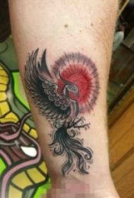 Tugann arm na mbuachaillí ar an dealga dhubh agus liath an phoenix agus pictiúir tattoo lae dearga