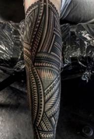 Bloemarm getatoeëerde mannelijke arm op de lijn bloemarm tattoo foto