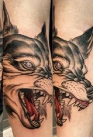 Wolfskop tattoo afbeelding jongensarm op wolfskop tattoo dominant beeld