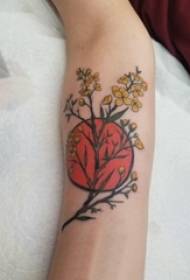 Braccio da scolaretta dipinta geometrica linea semplice immagine tatuaggio pianta fiore