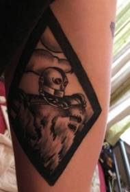 Braccio di ragazza su nero schizzo grigio punto immagine creativa del tatuaggio del cranio di abilità di spina