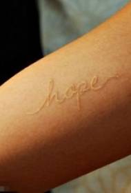 Meitenes roka uz baltas līnijas neredzamas smaržas nozīmīga angļu tetovējuma modeļa