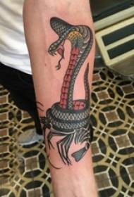 Hình xăm con rắn hổ mang trên tay hình con rắn màu