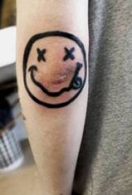 Emocijas tetovējums vīriešu kārtas studenta roka uz melnas emocijzīmes tetovējuma attēla