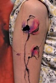Famke syn earm skildere inkt prachtige bloem tatoeage foto