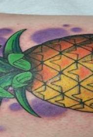 Slikani dječak tetovaže oslikan ručno oslikanim uzorkom tetovaže od ananasa