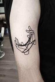 Lámh tattoo líne minimalist fireann ar phictiúr tattoo láimhe dubh