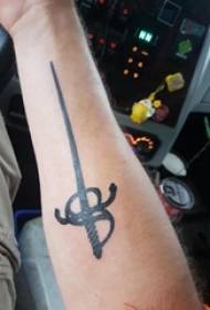 Braccia da scolaro su linee astratte semplici nere Immagine lunga del tatuaggio della spada