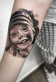 Fille bras sur l'image de tatouage portrait compétences noir esquisse gris