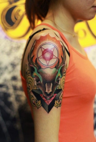 Алтернативна шема на ретро елен и пет-обоена paintedвезда насликана шема на тетоважа со рака