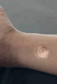 Fantje orožja na sliki roza zlata spirale za tatoo