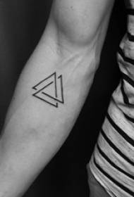 Triángulos de tatuaje brazos de estudiante masculino en imagen de triángulo de tatuaje negro