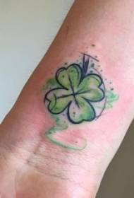 Tus ntxhais txhais caj npab pleev xim rau watercolor plaub-nplooj nplooj clover zaj lus me me tshiab plaub-nplooj nplooj clover tattoo duab