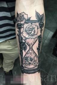 Fantje roka na črni skici ustvarjalni vzorec lobanje peščena ura tatoo sliko