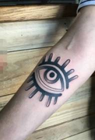 Braccio del ragazzo sull'immagine del tatuaggio dell'occhio di tecnica di puntura grigio nero