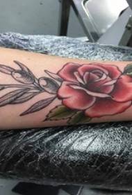 Pigens armmalingsteknik smukke blomster og blade tatoveringsbilleder