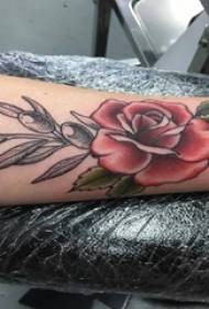 Musikana we ruoko pendi wekuita maruva akanaka uye anosiya tattoo mifananidzo