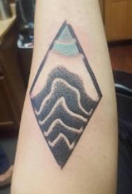 Ragazzi braccio dipinto pungiglione trucchi linee astratte elementi geometrici creativi tatuaggio immagini