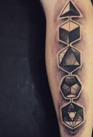 O brazo do rapaz no punto negro espinosa liña de tatuaxe de xeometría sólida