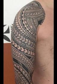 Braccio di studente maschio di tatuaggio tribale totem sull'immagine tribale del tatuaggio del totem