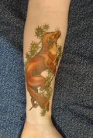 Fotografi për tatuazhin e vajzave të bimëve dhe tatuazheve të kafshëve