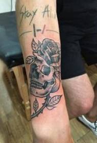 Modèle de tatouage de fleur de crâne bras de garçon sur l'image de tatouage rose et crâne