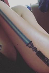 Meč tetování dívka barevný meč na paži