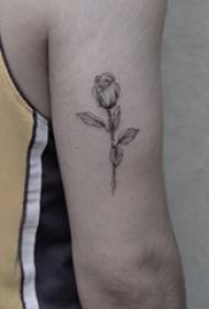 Braccio da ragazzo su punto nero spina semplice linea arte piccola immagine di tatuaggio fiore pianta fresca