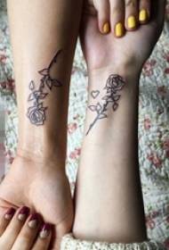 Рука сяброўкі на малюнку чорнай эскіза творчай ружы татуіроўкі