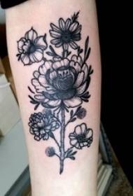 Braç de noi a la línia de dibuix de punt d'esquema de color gris negre bellíssim quadre de tatuatge de flors