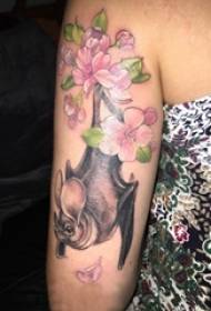 Χέρι του κοριτσιού ζωγραφισμένα σκίτσο ακουαρέλα δημιουργική όμορφη εικόνα λουλουδιών τατουάζ ζώων