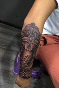 少年の腕に象の神のタトゥー
