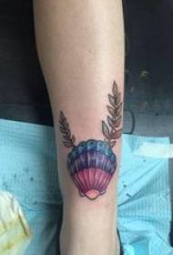 Татуировка на татуировката на татуировката на момиче с ръкавица с шарка