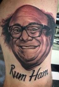Knaboj brakumas nigrajn kaj blankajn pikajn konsiletojn viglajn portretojn kaj anglajn vortojn tatuajn bildojn