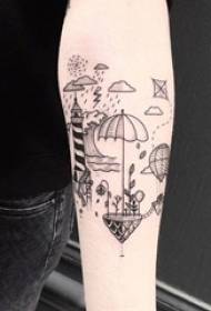 Braccio della ragazza sull'immagine creativa del tatuaggio della città del cielo di schizzo della linea nera