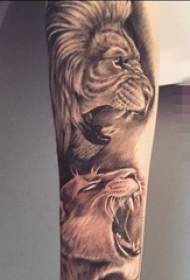 Mannelijke student arm op zwart bruin schets leeuw tattoo foto