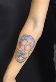 Schoolmeisje arm geschilderd gradiënt sterrenhemel element planeet tattoo foto
