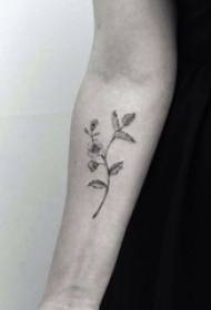 Braccio della ragazza sull'immagine nera del tatuaggio del mazzo creativo di schizzo