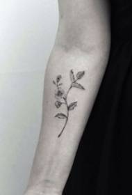 Ang braso ng batang babae sa itim na sketch na larawan ng larawan ng pangkulay na bouquet tattoo