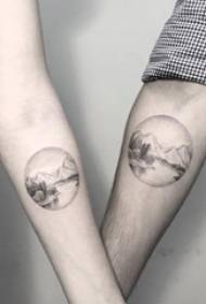 Poros rankos ant juodo eskizo pritvirtinimo patarimų Kūrybiškas upės kraštovaizdžio tatuiruotės paveikslas