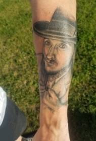 Carachtar tattoo portráid lámh mac léinn fireann ar phictiúr de charachtar tattoo portráidí clasaiceach