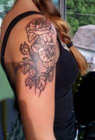 Siyah gri kız kolundaki geometrik eleman güzel gül dövme resim kroki