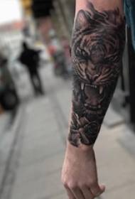 Tiger totem tatuering pojkes arm på tiger totem tatuering dominerande bild
