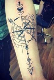 指南针纹身 女生手臂上黑色纹身指南针纹身图片